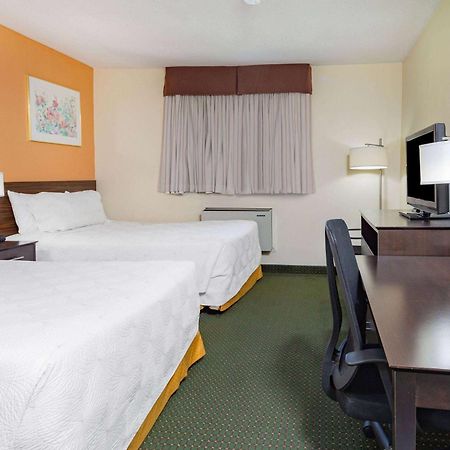 Travelodge By Wyndham Bracebridge Esterno foto
